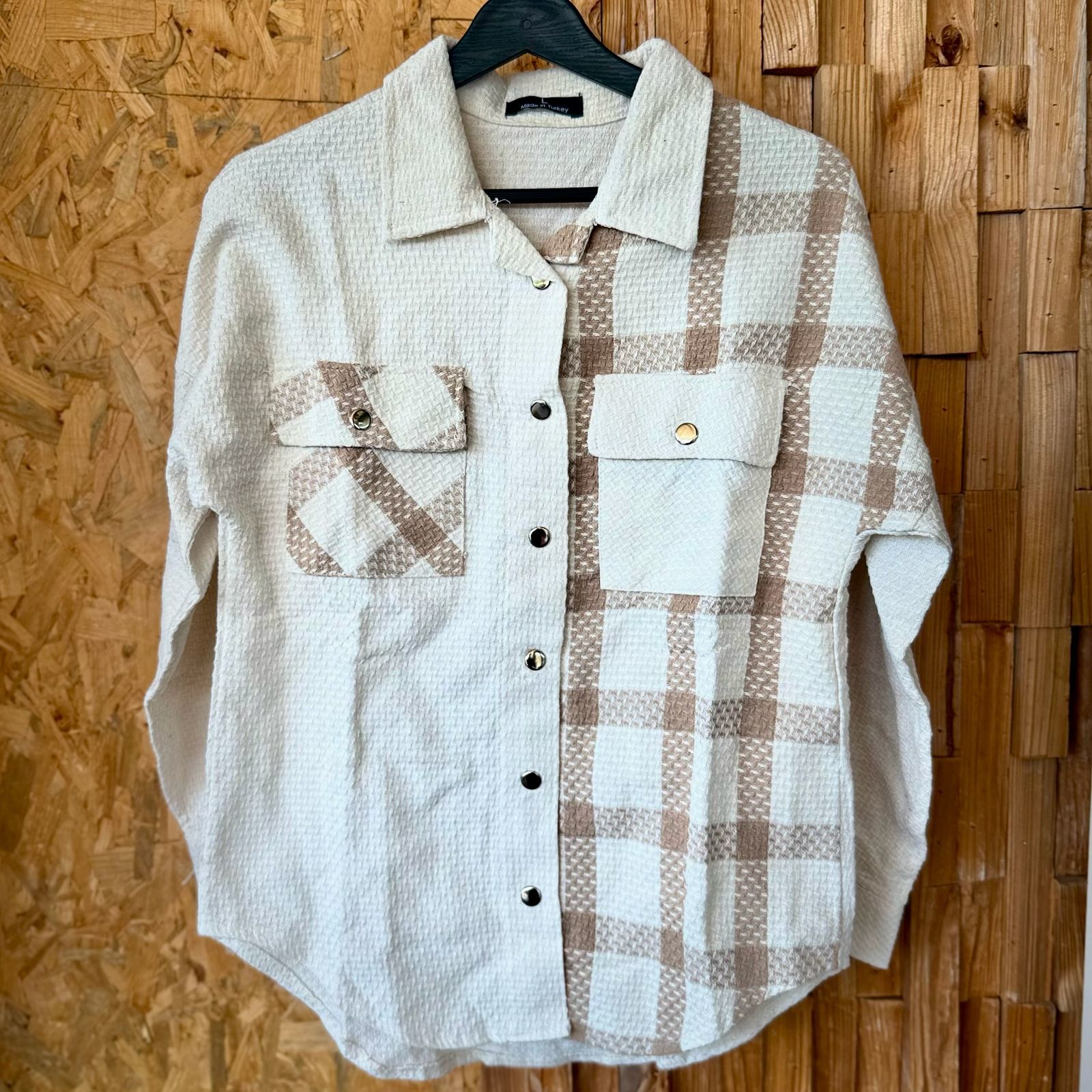 پیراهن زنانه با رنگ‌ کرمی جیب و یقه طرحدار