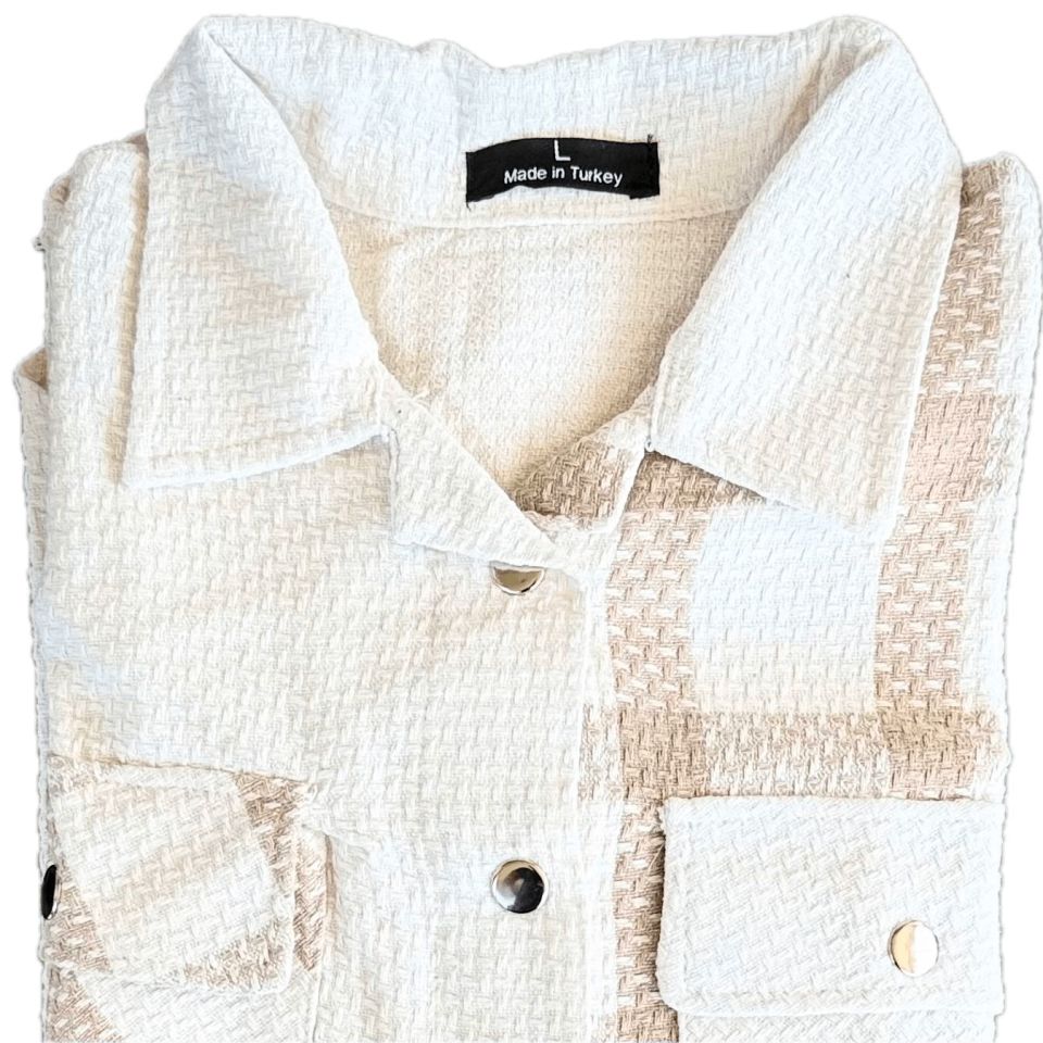 پیراهن زنانه با رنگ‌ کرمی جیب و یقه طرحدار