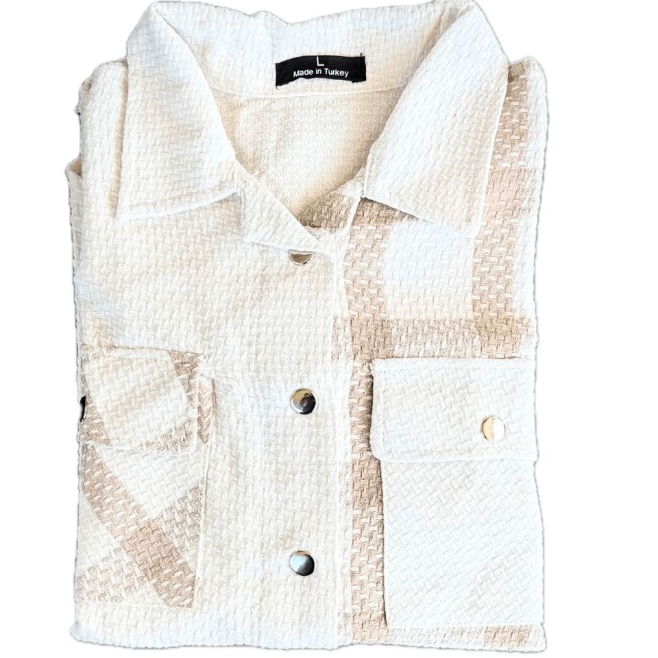 پیراهن زنانه با رنگ‌ کرمی جیب و یقه طرحدار