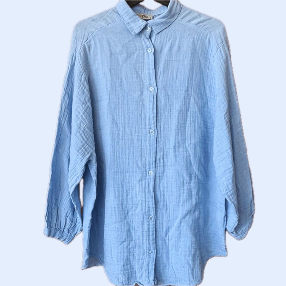 Yumuşak kumaşlı, sade tasarımlı oversize pamuklu gömlek