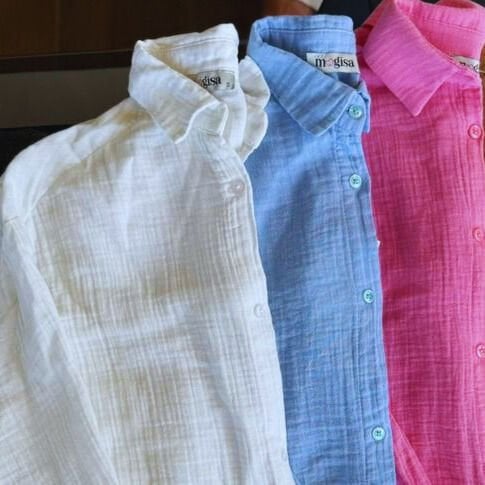 Yumuşak kumaşlı, sade tasarımlı oversize pamuklu gömlek