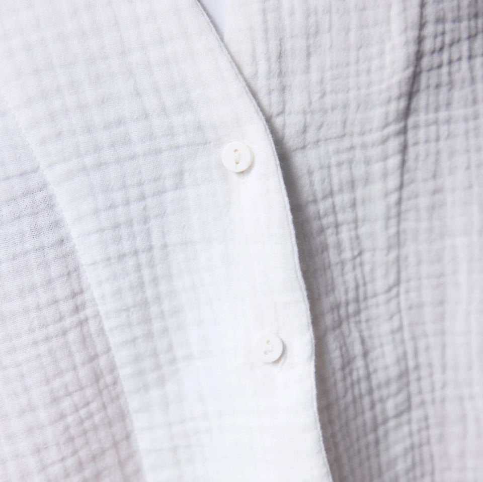 Yumuşak kumaşlı, sade tasarımlı oversize pamuklu gömlek