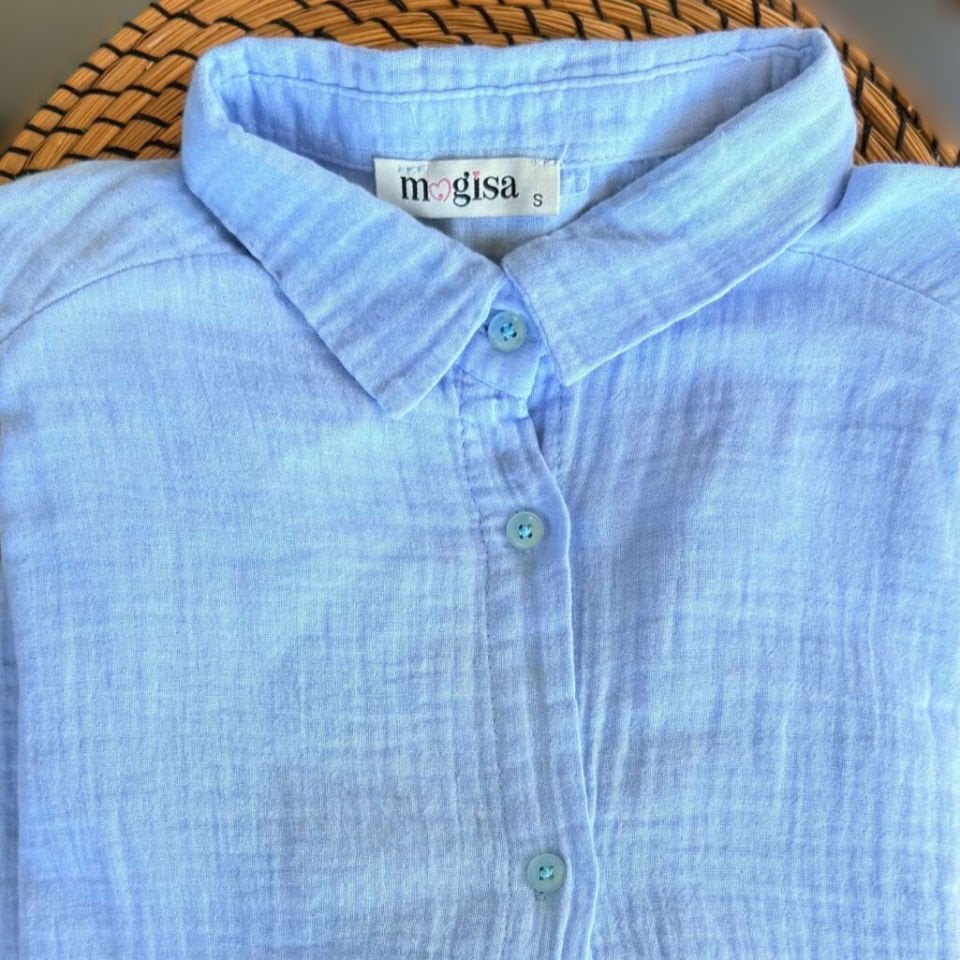 Yumuşak kumaşlı, sade tasarımlı oversize pamuklu gömlek