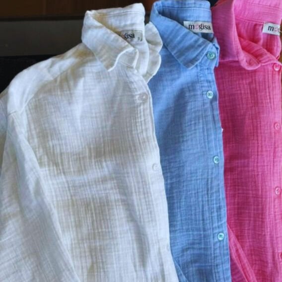 Yumuşak kumaşlı, sade tasarımlı oversize pamuklu gömlek