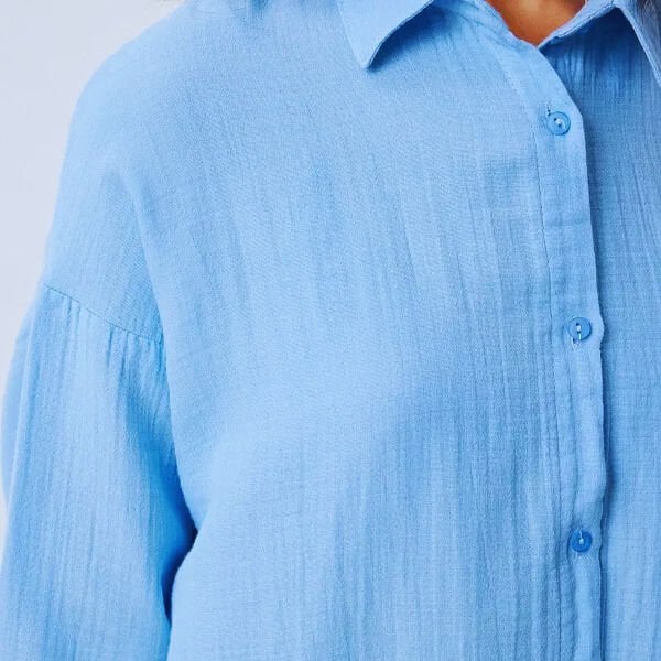 Yumuşak kumaşlı, sade tasarımlı oversize pamuklu gömlek