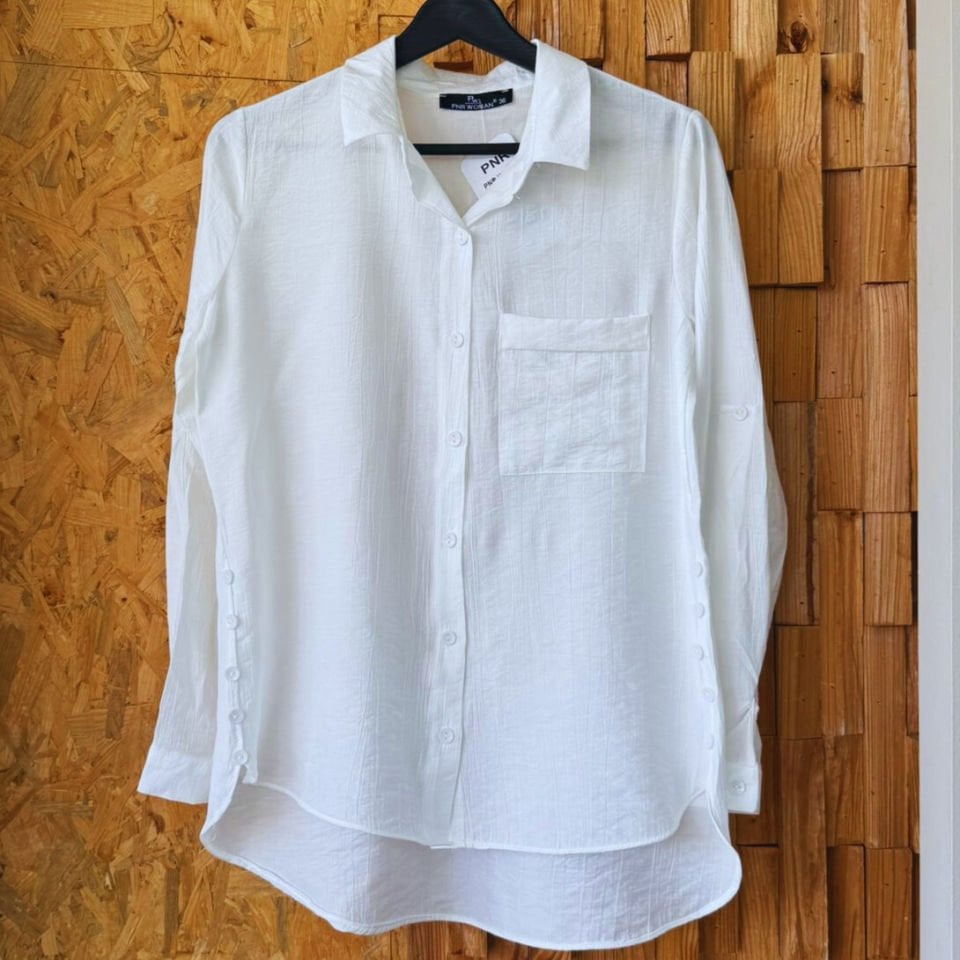 Beyaz çizgili, dokulu  gömlek.