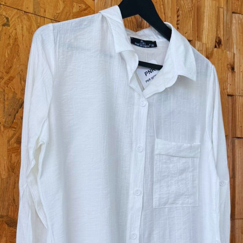 Beyaz çizgili, dokulu  gömlek.