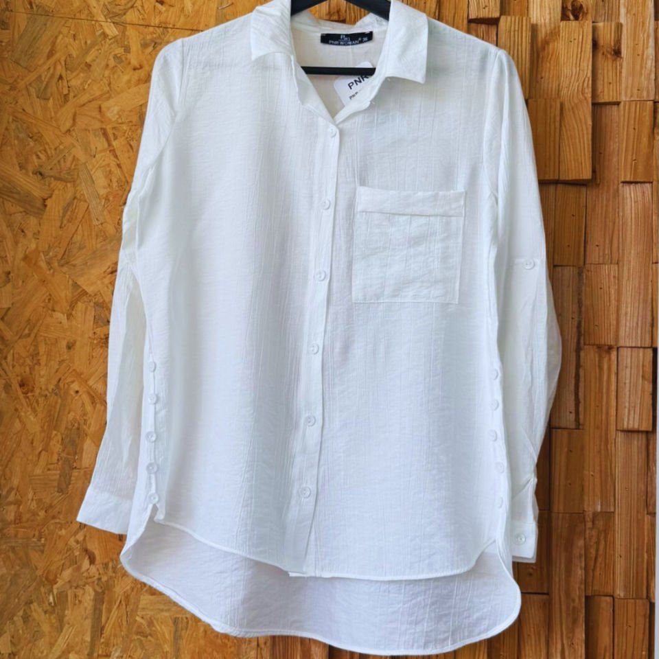 Beyaz çizgili, dokulu  gömlek.