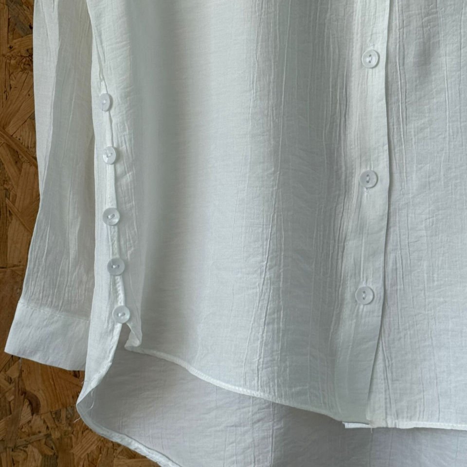 Beyaz çizgili, dokulu  gömlek.