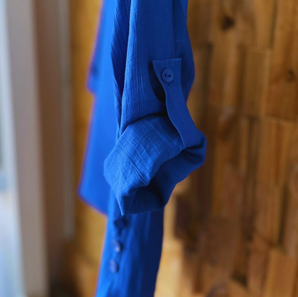 Mavi çizgili, dokulu tarzı gömlek.