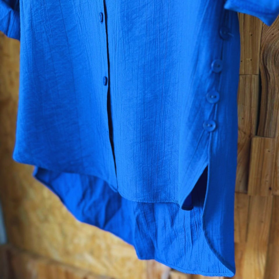 Mavi çizgili, dokulu tarzı gömlek.