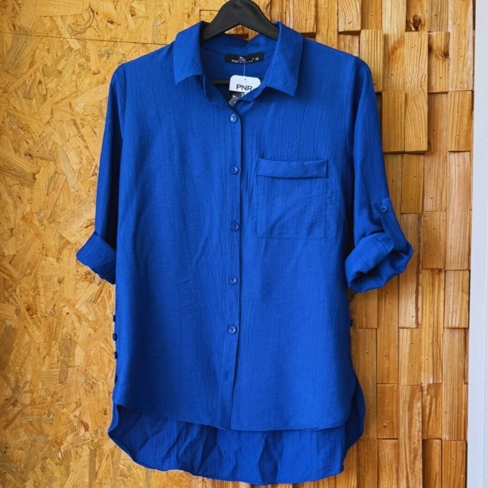 Mavi çizgili, dokulu tarzı gömlek.