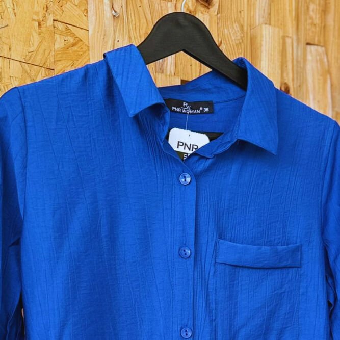 Mavi çizgili, dokulu tarzı gömlek.