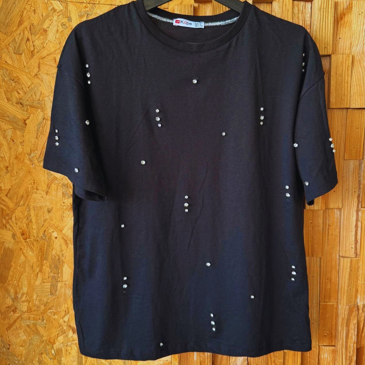 Taş işlemeli yuvarlak yakalı T-shirt – sade, ışıltılı ve rahat