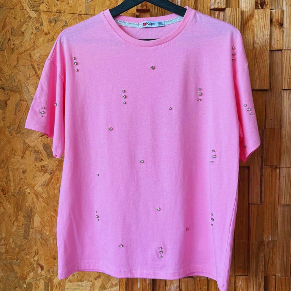 Taş işlemeli yuvarlak yakalı T-shirt – sade, ışıltılı ve rahat