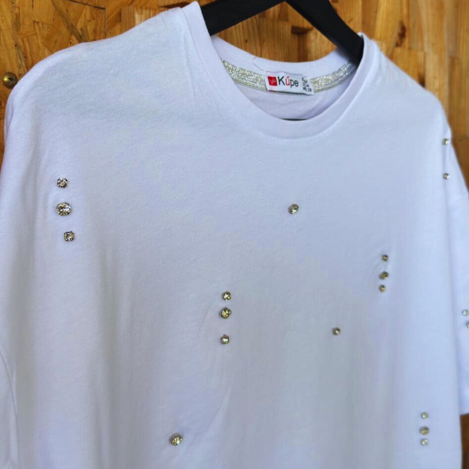 Taş işlemeli yuvarlak yakalı T-shirt – sade, ışıltılı ve rahat