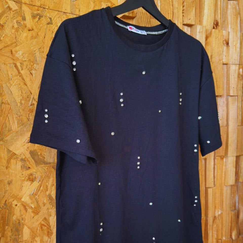 Taş işlemeli yuvarlak yakalı T-shirt – sade, ışıltılı ve rahat