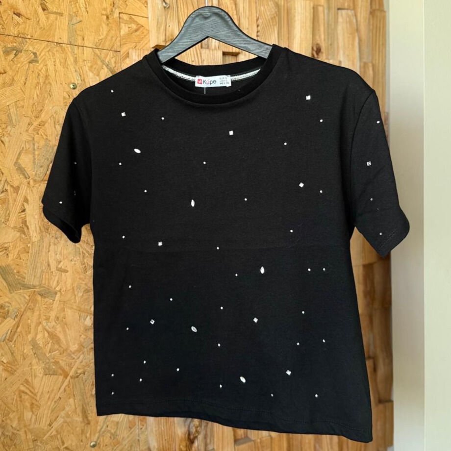 Taşlı yıldızlı yuvarlak yakalı T-shirt – şık ve rahat