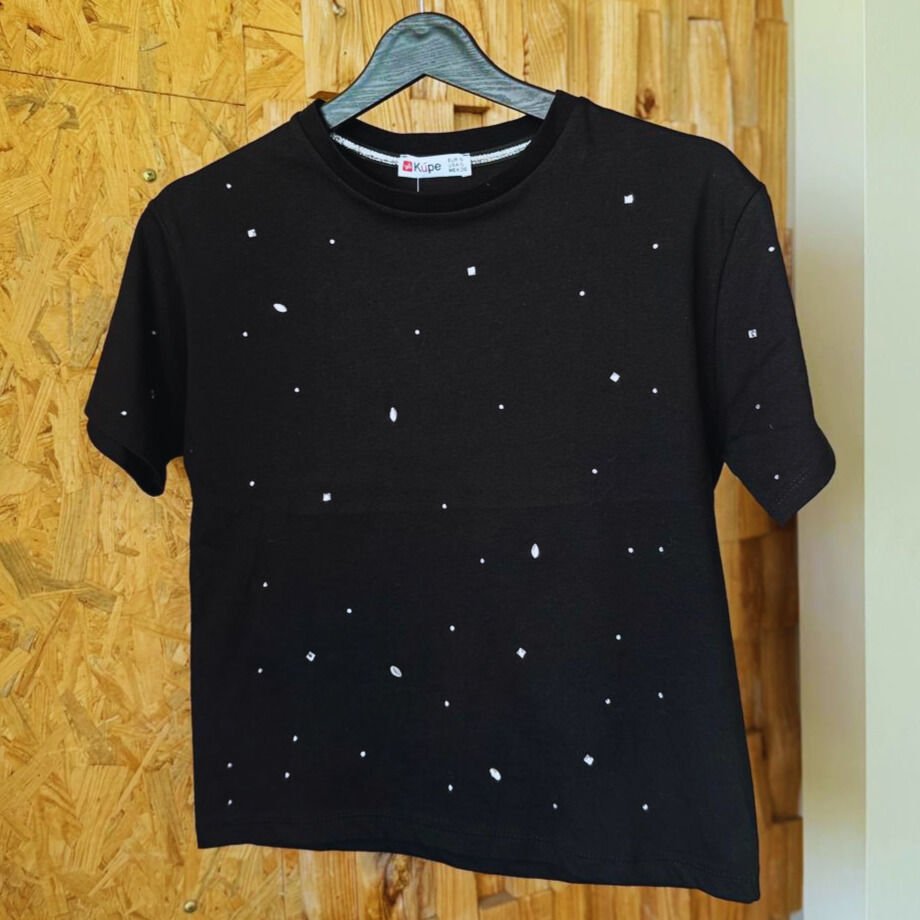 Taşlı yıldızlı yuvarlak yakalı T-shirt – şık ve rahat