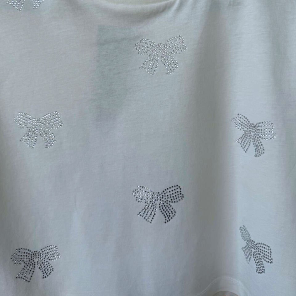 Taş işlemeli kurdeleli kadın T-shirt – %100 pamuk