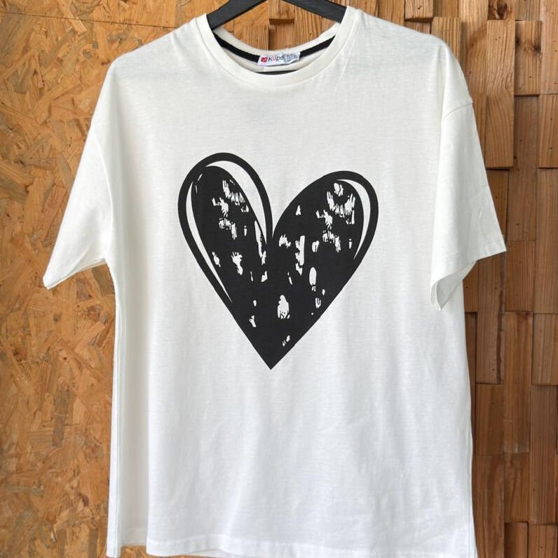 Yuvarlak yakalı kadın T-shirt’ü, kalp baskılı – %100 pamuk