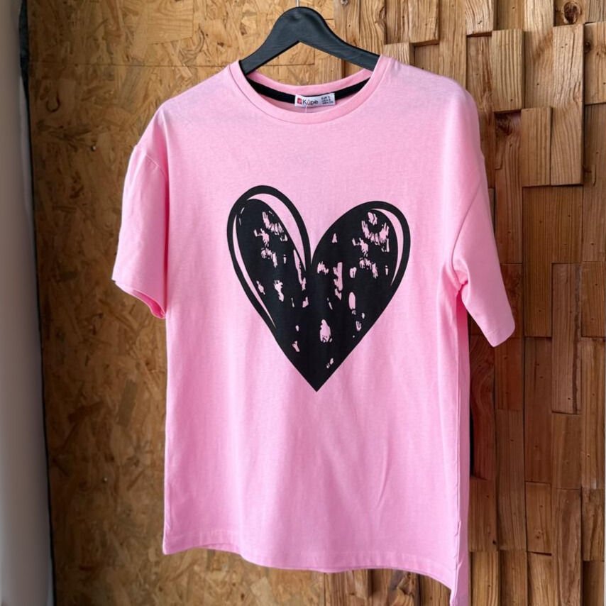 Yuvarlak yakalı kadın T-shirt’ü, kalp baskılı – %100 pamuk