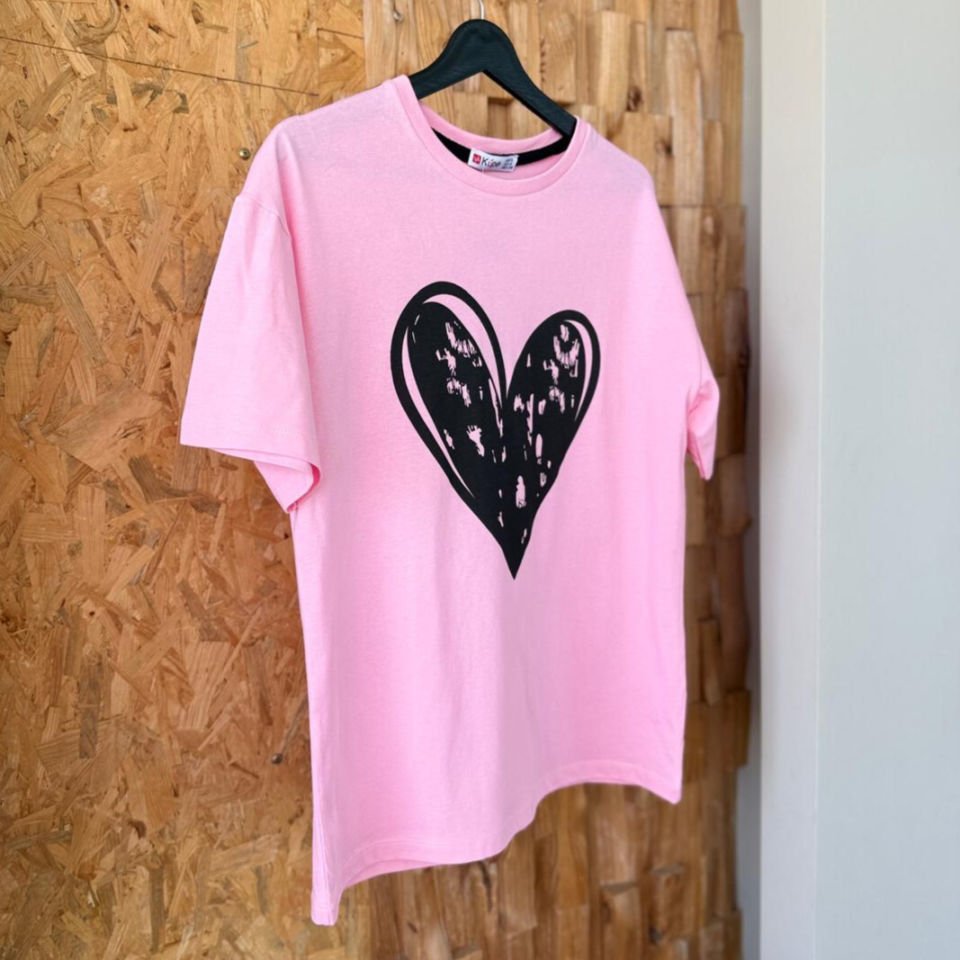 Yuvarlak yakalı kadın T-shirt’ü, kalp baskılı – %100 pamuk