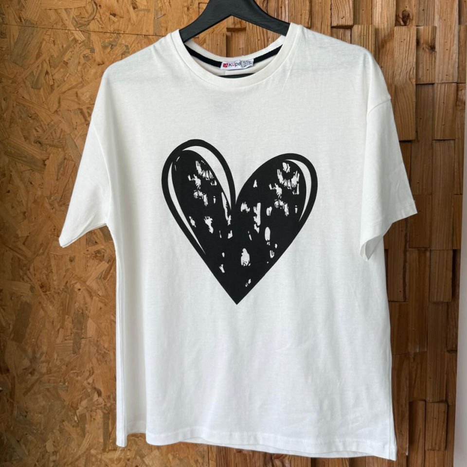 Yuvarlak yakalı kadın T-shirt’ü, kalp baskılı – %100 pamuk