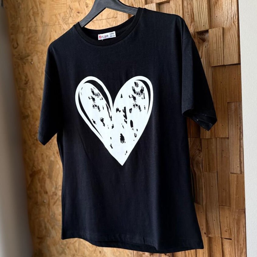 Yuvarlak yakalı kadın T-shirt’ü, kalp baskılı – %100 pamuk