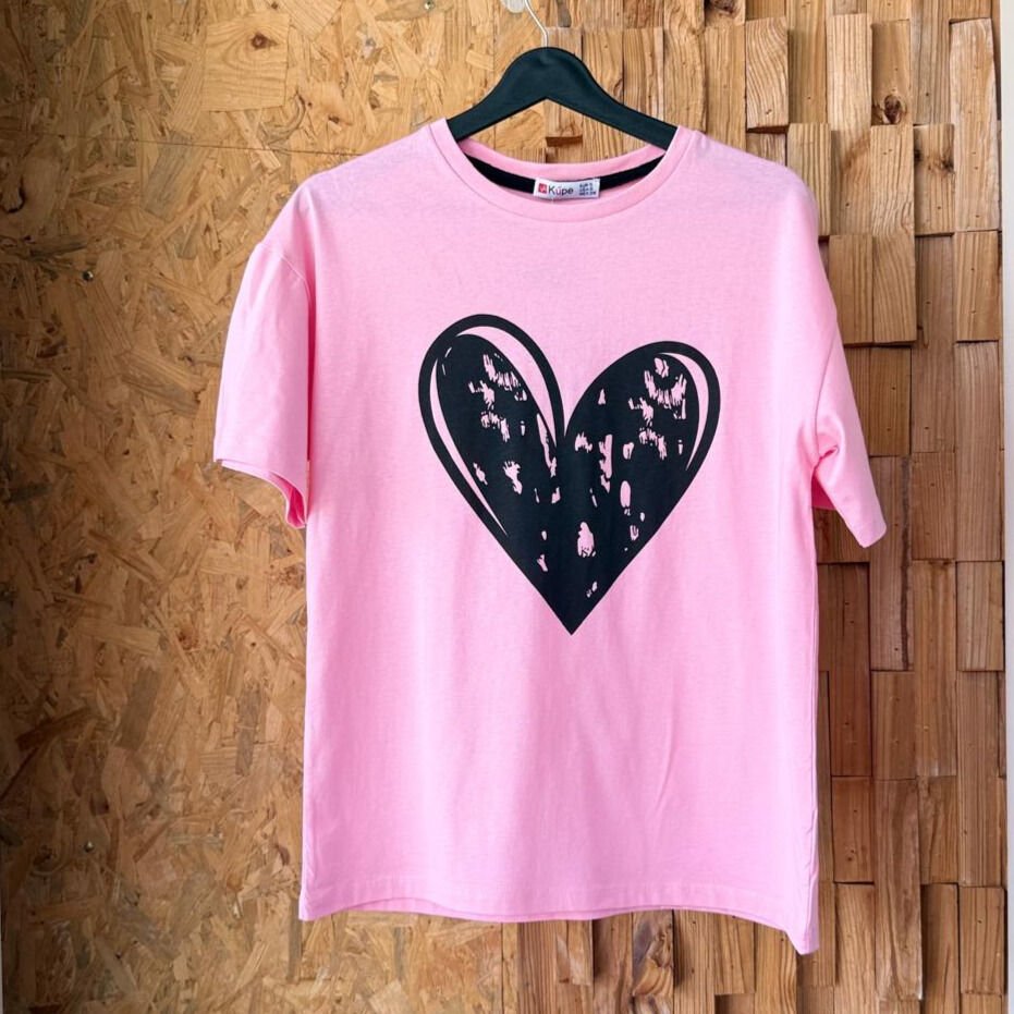 Yuvarlak yakalı kadın T-shirt’ü, kalp baskılı – %100 pamuk