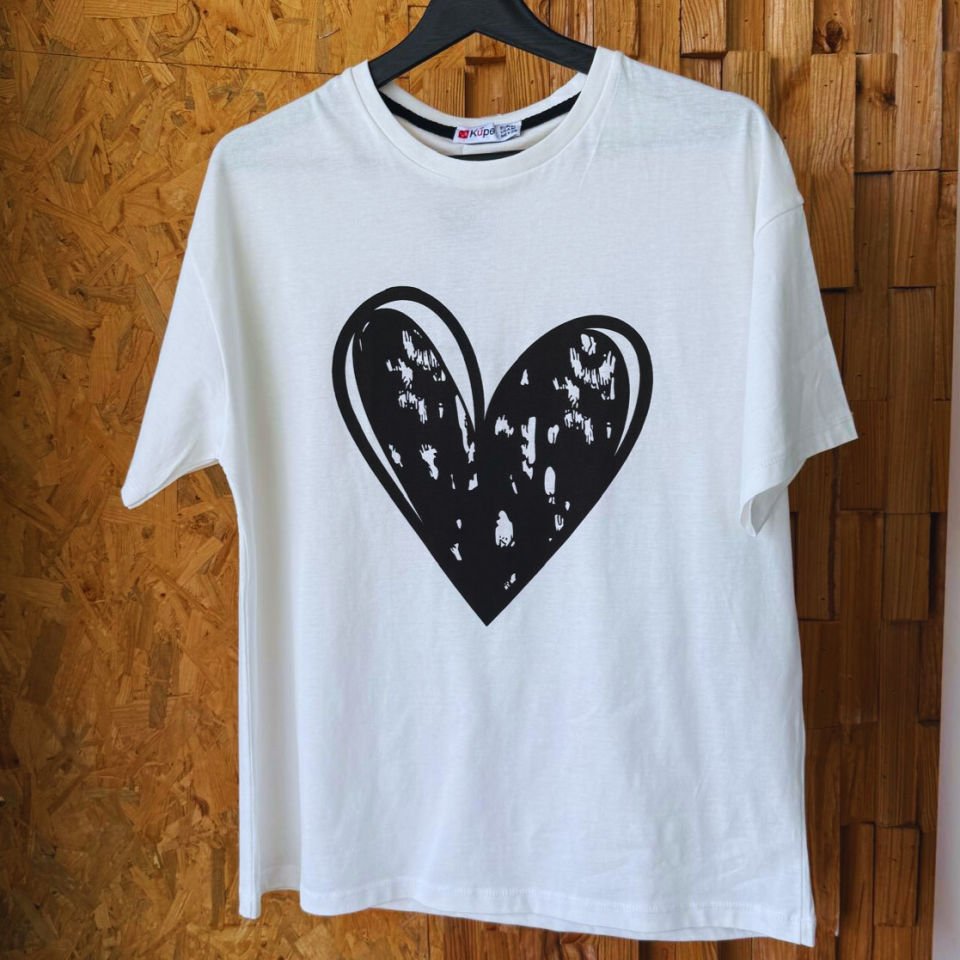 Yuvarlak yakalı kadın T-shirt’ü, kalp baskılı – %100 pamuk