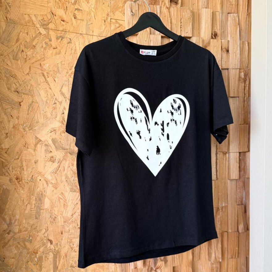 Yuvarlak yakalı kadın T-shirt’ü, kalp baskılı – %100 pamuk