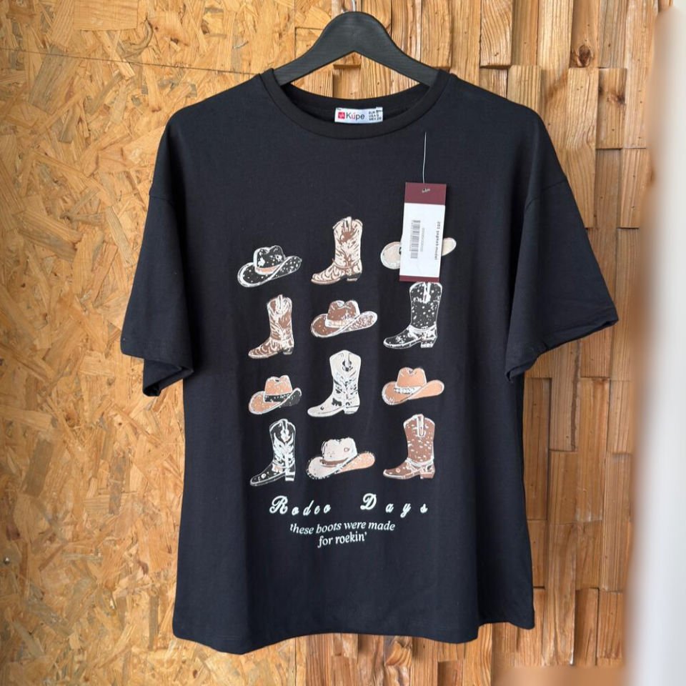 Oversize “Cow-Boy” grafik T-shirt – Üç farklı renk seçeneği ile.