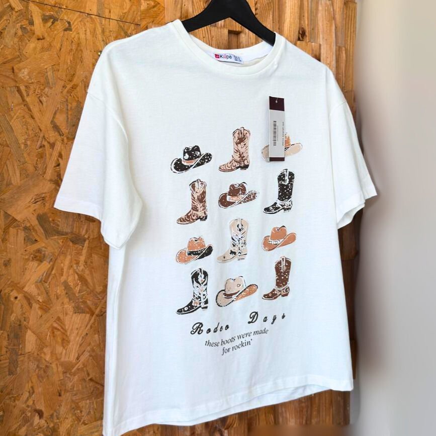 Oversize “Cow-Boy” grafik T-shirt – Üç farklı renk seçeneği ile.