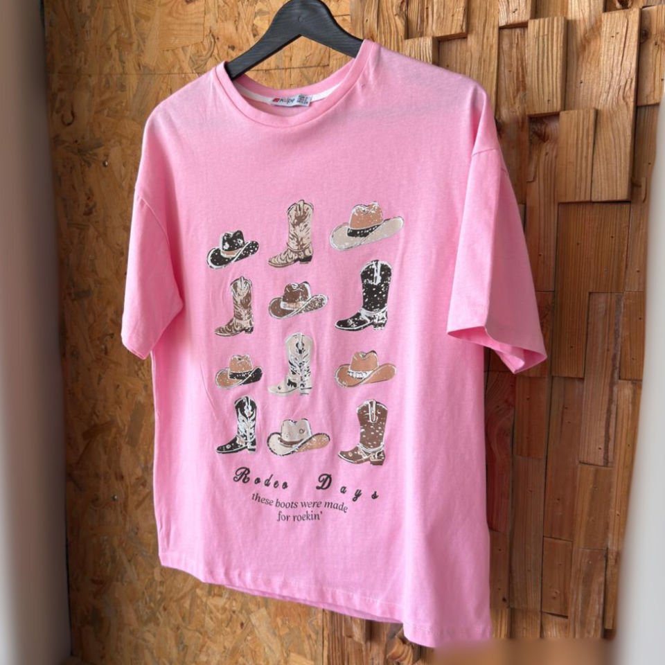 Oversize “Cow-Boy” grafik T-shirt – Üç farklı renk seçeneği ile.