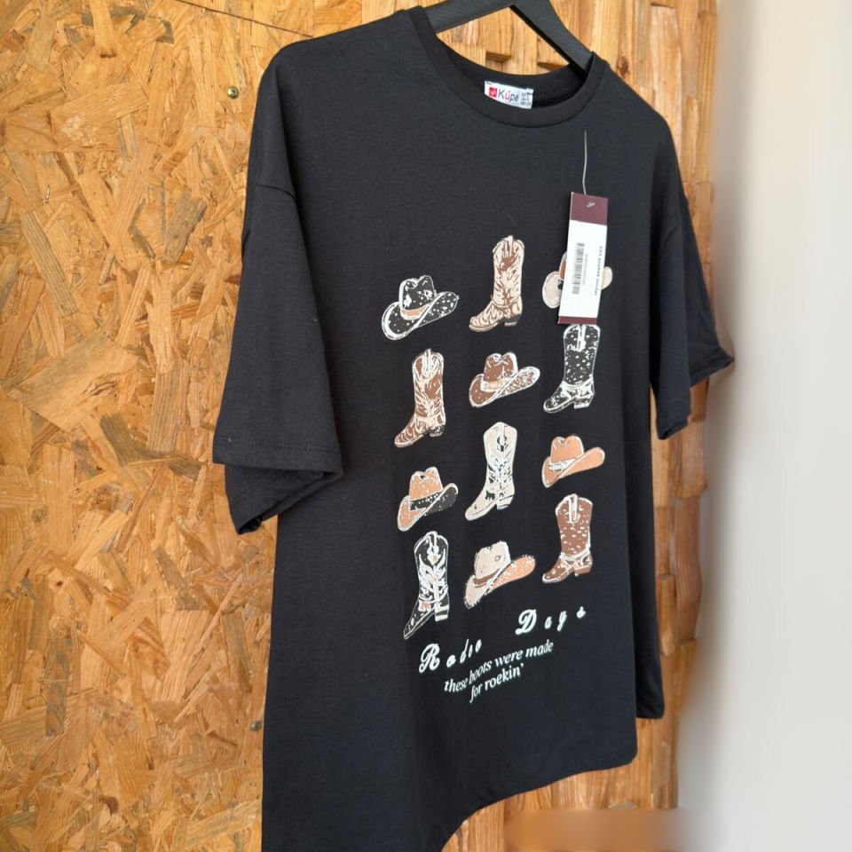 Oversize “Cow-Boy” grafik T-shirt – Üç farklı renk seçeneği ile.