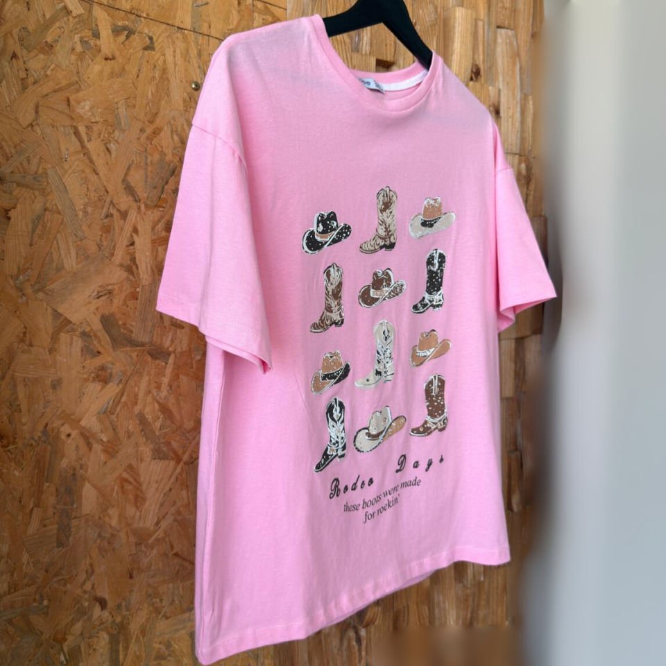 Oversize “Cow-Boy” grafik T-shirt – Üç farklı renk seçeneği ile.