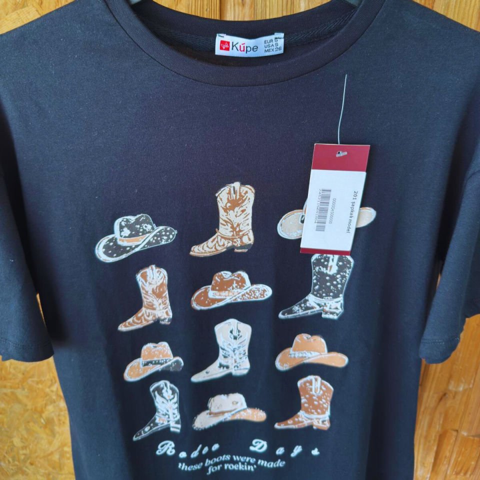 Oversize “Cow-Boy” grafik T-shirt – Üç farklı renk seçeneği ile.