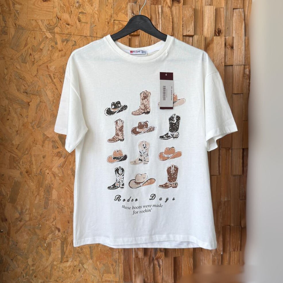 Oversize “Cow-Boy” grafik T-shirt – Üç farklı renk seçeneği ile.