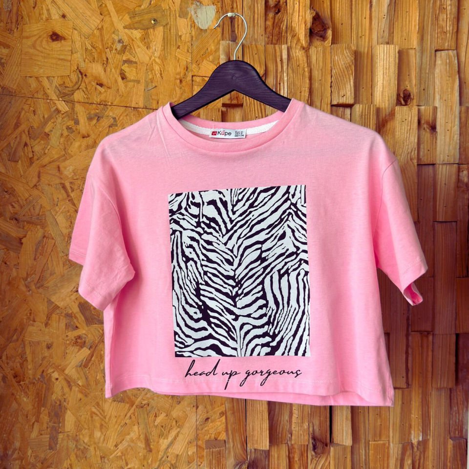 Kadın T-shirt’ü, zebra baskısı ve “Head Up Gorgeous” yazılı tasarım.
