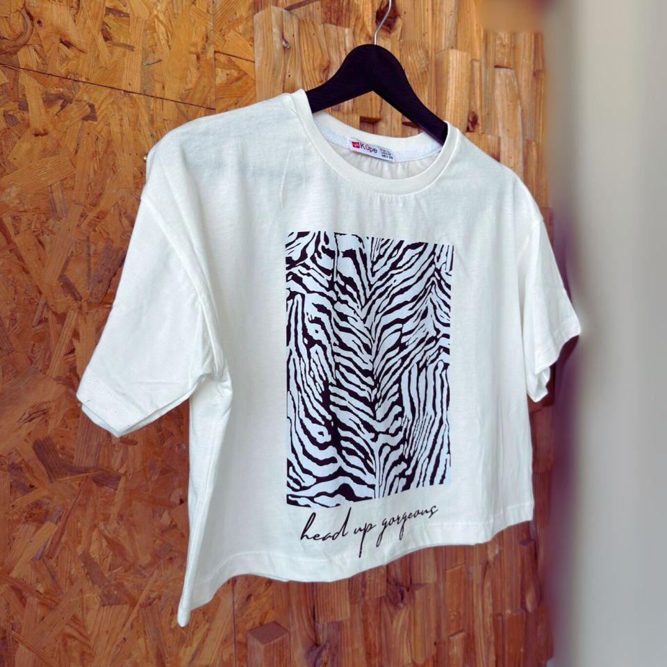 Kadın T-shirt’ü, zebra baskısı ve “Head Up Gorgeous” yazılı tasarım.