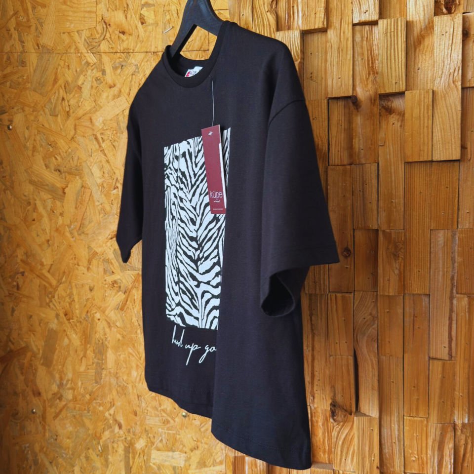 Kadın T-shirt’ü, zebra baskısı ve “Head Up Gorgeous” yazılı tasarım.