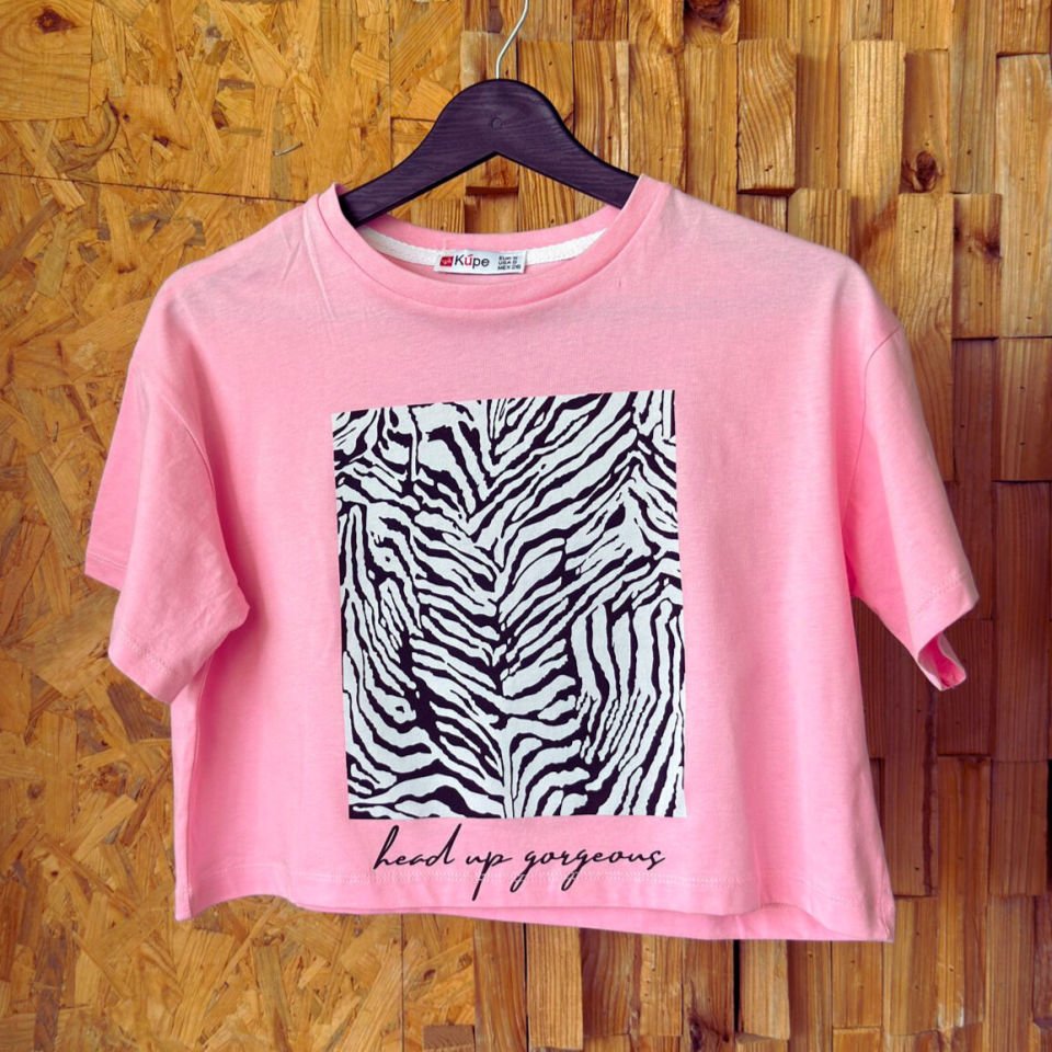 Kadın T-shirt’ü, zebra baskısı ve “Head Up Gorgeous” yazılı tasarım.
