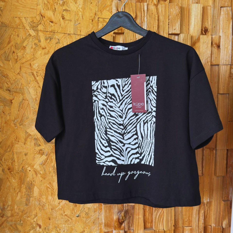 Kadın T-shirt’ü, zebra baskısı ve “Head Up Gorgeous” yazılı tasarım.