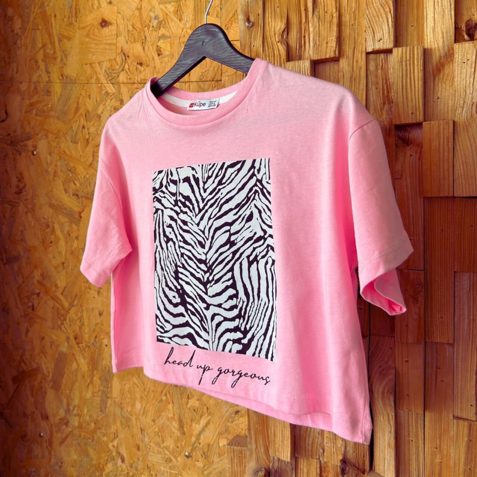 Kadın T-shirt’ü, zebra baskısı ve “Head Up Gorgeous” yazılı tasarım.