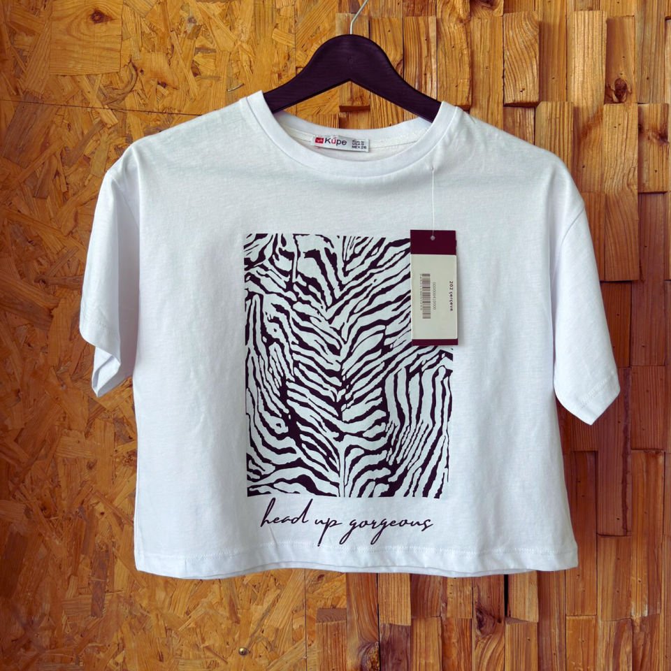 Kadın T-shirt’ü, zebra baskısı ve “Head Up Gorgeous” yazılı tasarım.