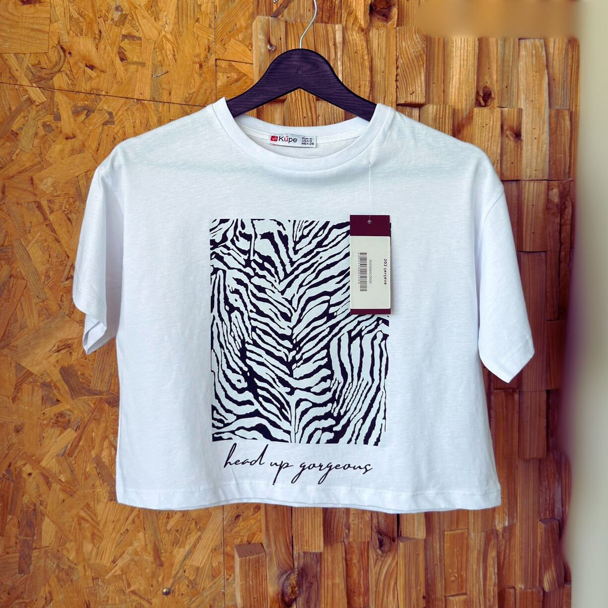 Kadın T-shirt’ü, zebra baskısı ve “Head Up Gorgeous” yazılı tasarım.