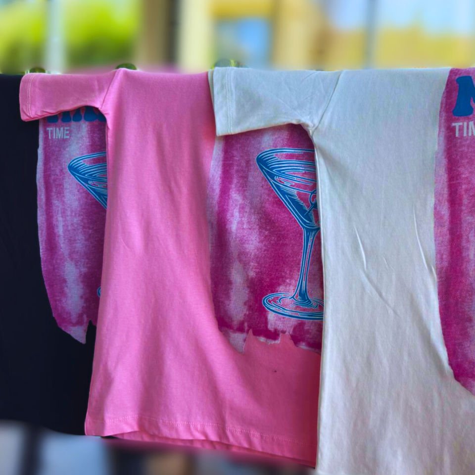 تی‌شرت زنانه با طرح فنجام