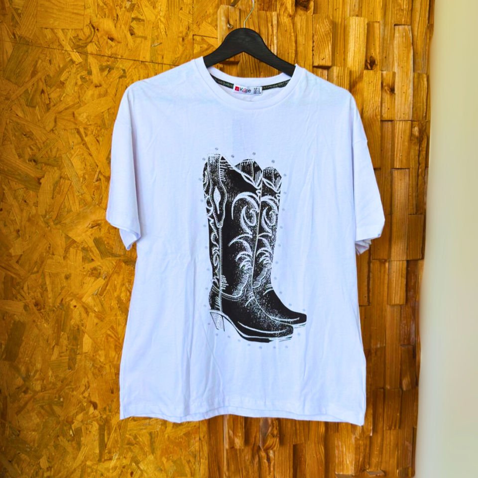 Kız çocukları için Boho stilinde “Knocking Boots” baskılı T-shirt.