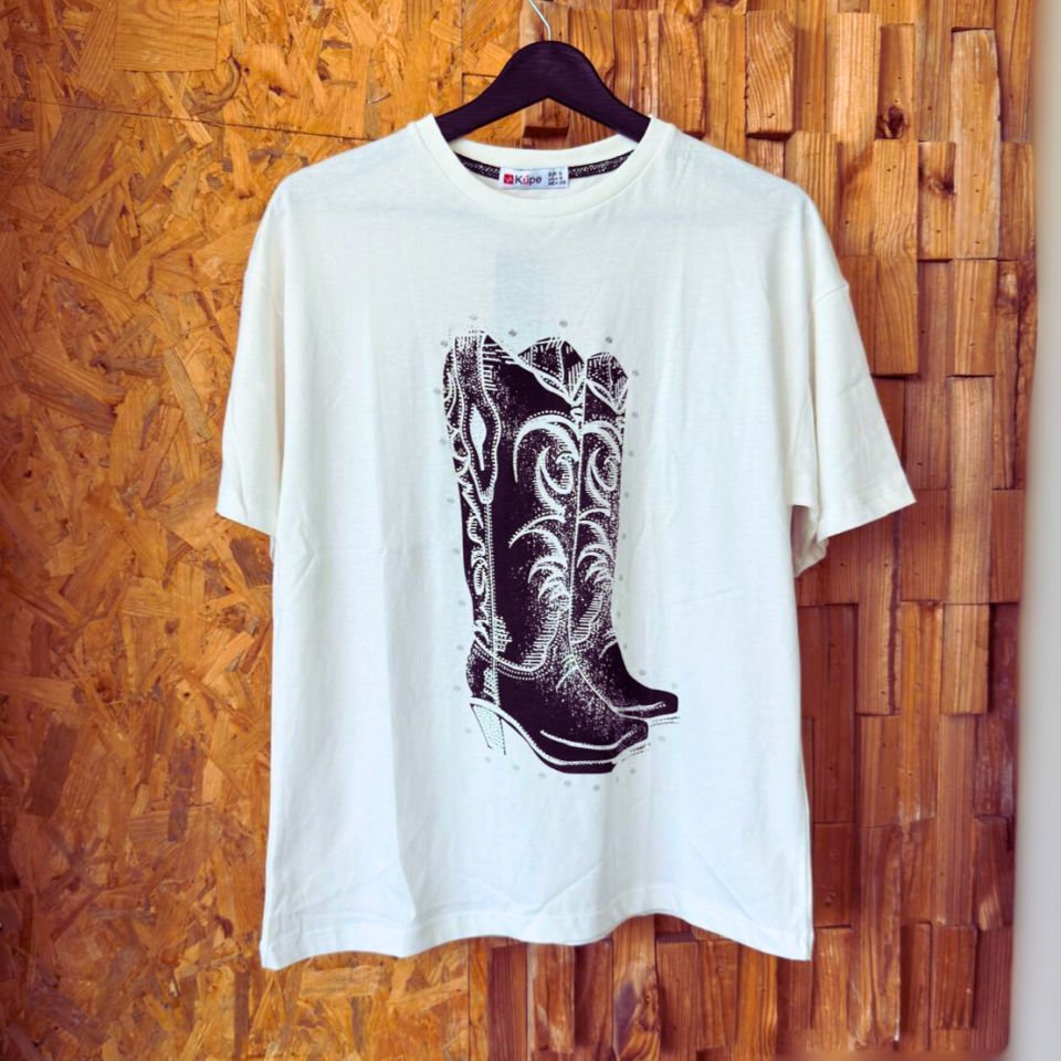 Kız çocukları için Boho stilinde “Knocking Boots” baskılı T-shirt.